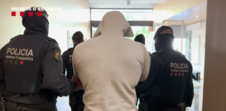 Agentes de los Mossos d'Esquadra escoltan a uno de los detenidos en la operación contra la red de medicamentos ilegales.