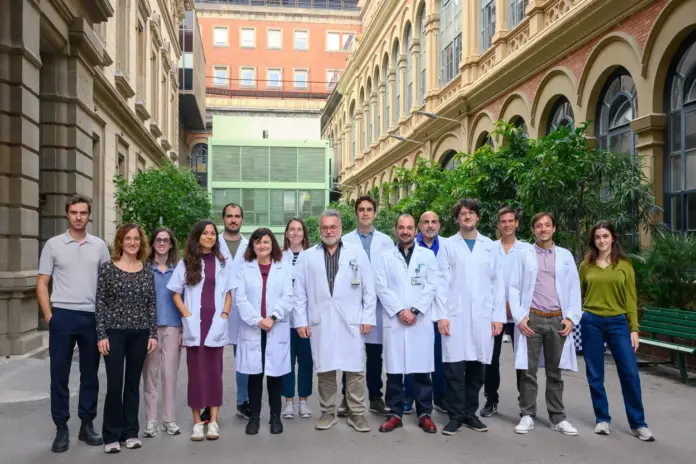 Investigadores del Hospital Clínic de Barcelona y del IDIBAPS, autores del estudio sobre salud mental en Cataluña, posan en el recinto del centro hospitalario.