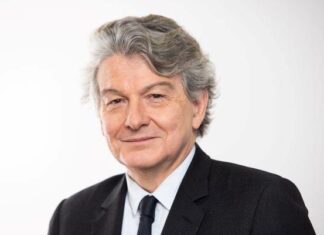 "Retrato de primer plano de Thierry Breton, excomisario europeo de Mercado Interior, vistiendo traje oscuro y camisa blanca sobre un fondo neutro, con expresión seria y profesional.