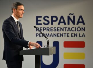 Pedro Sánchez en rueda de prensa tras un Consejo Europeo, gesticulando mientras explica medidas políticas.