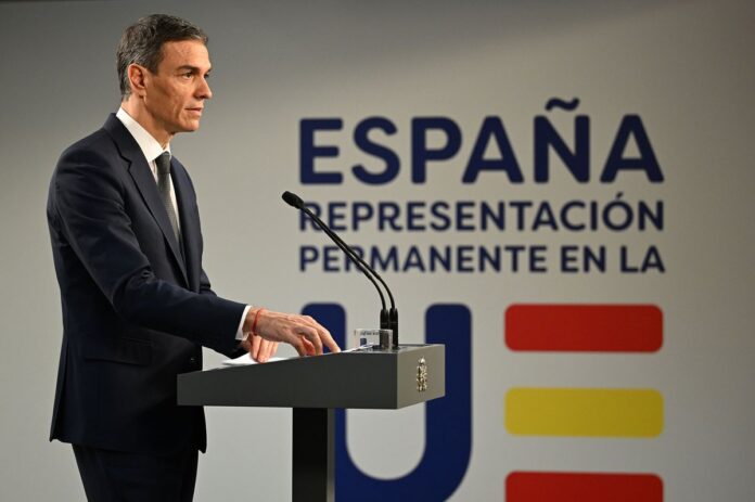 Pedro Sánchez en rueda de prensa tras un Consejo Europeo, gesticulando mientras explica medidas políticas.
