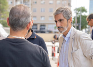 El portavoz de VOX en el Ayuntamiento de Barcelona, Gonzalo de Oro, hablando con otras personas.