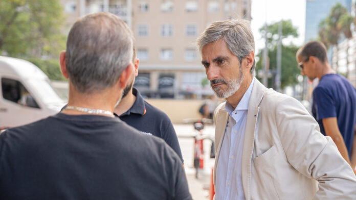 El portavoz de VOX en el Ayuntamiento de Barcelona, Gonzalo de Oro, hablando con otras personas.