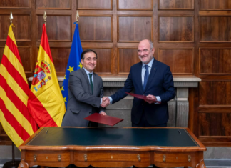 El ministro de Asuntos Exteriores, José Manuel Albares, dándose la mano con el conseller de Unión Europa y Acción Exterior, Jaume Duch.