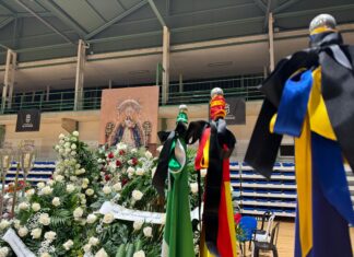 Las duras palabras de la familia de la niña que ha perdido a sus padres y hermano en Adamuz: «Están matando a la población» Coronas de flores y banderas a media asta en Aljaraque, en honor a la familia Zamorano Álvarez.