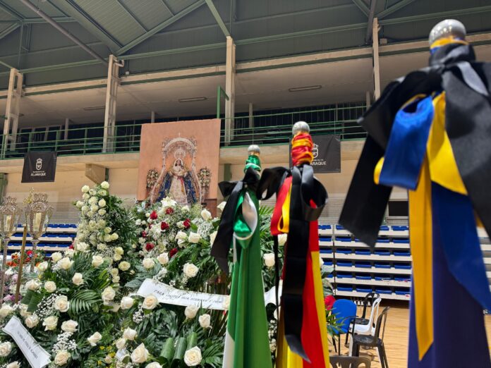 Coronas de flores y banderas a media asta en Aljaraque, en honor a la familia Zamorano Álvarez.