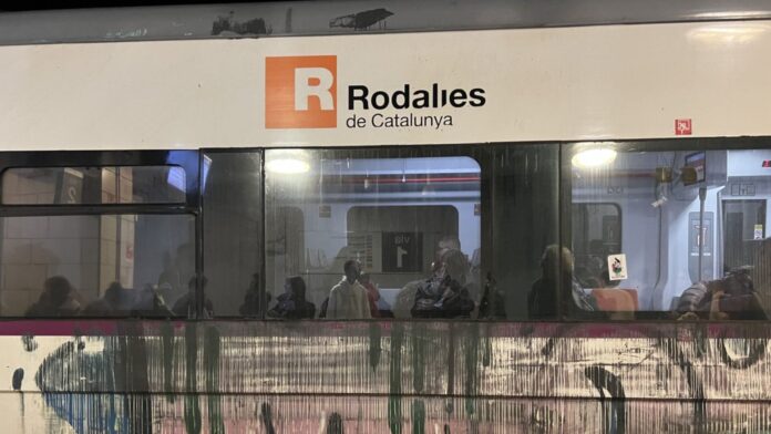 Caos y descoordinación en Rodalies: el Govern anuncia suspensión total pero los trenes siguen circulando parcialmente