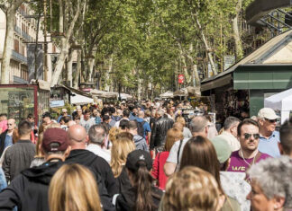 Ciudadanos paseando por la Rambla de Barcelona durante las obras de transformación.