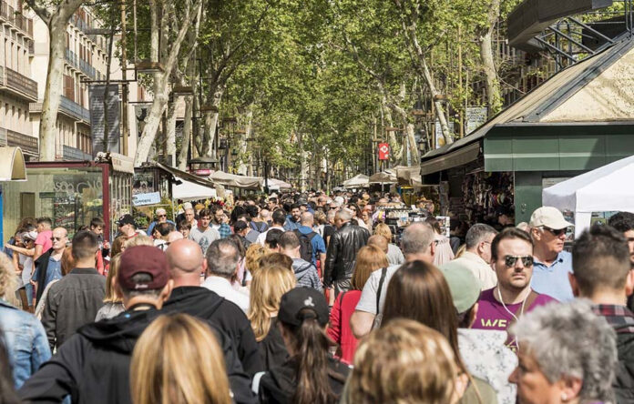 Ciudadanos paseando por la Rambla de Barcelona durante las obras de transformación.