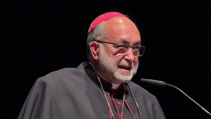 La postura del Arzobispo de Oviedo choca con la línea más oficialista.