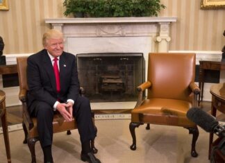 ¿Sesgo o libertad? La polémica función de Grok que borra a políticos bajo criterios ideológicos El presidente Donald Trump sentado en el Despacho Oval al lado de una silla vacía.