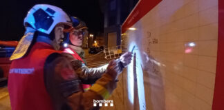 Dos bomberos de la Generalitat trabajando en el incendio registrado en un domicilio del municipio de Constantí, en Tarragona.