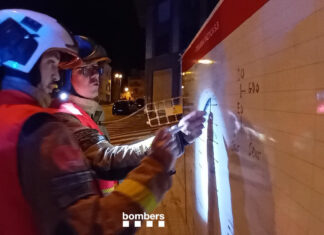Dos bomberos de la Generalitat trabajando en el incendio registrado en un domicilio del municipio de Constantí, en Tarragona.