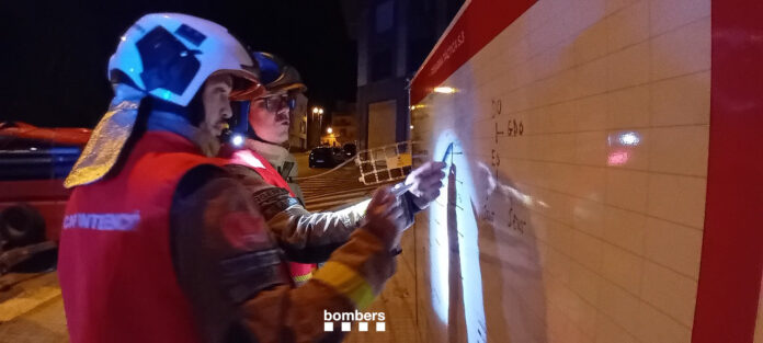 Dos bomberos de la Generalitat trabajando en el incendio registrado en un domicilio del municipio de Constantí, en Tarragona.