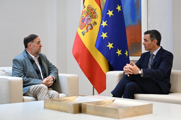 A la izquierda Oriol Junqueras y a la derecha Pedro Sánchez, durante su reunión en La Moncloa.