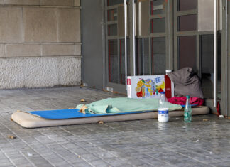 Sirera denuncia el «fracaso» de Collboni tras la muerte de cinco personas sintecho en Barcelona Una colchoneta y varios enseres en la acera y al lado de un portal.
