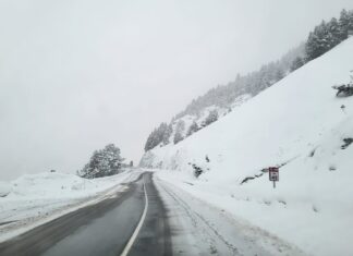 Carretera nevada en el Pirineo catalán con previsión de uso obligatorio de cadenas en la N-260 y C-28.