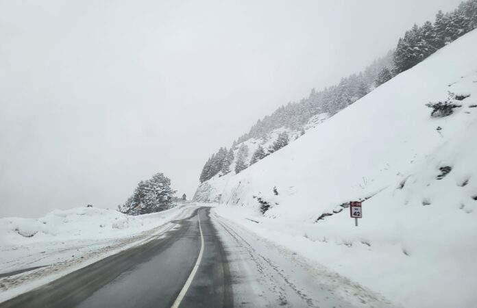 Carretera nevada en el Pirineo catalán con previsión de uso obligatorio de cadenas en la N-260 y C-28.