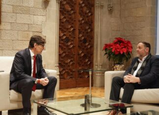 A la izquierda Salvador Illa y la derecha Oriol Junqueras, sentados en un salón del Palau de la Generalitat.