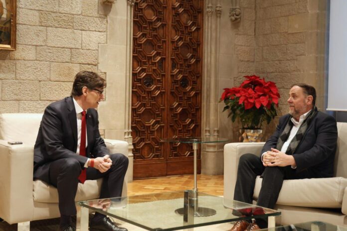 A la izquierda Salvador Illa y la derecha Oriol Junqueras, sentados en un salón del Palau de la Generalitat.