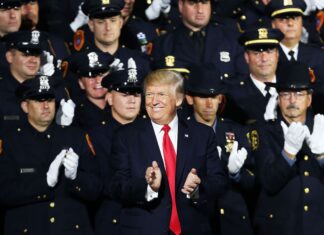 En el centro, el presidente Donald Trump, rodeado de policías.