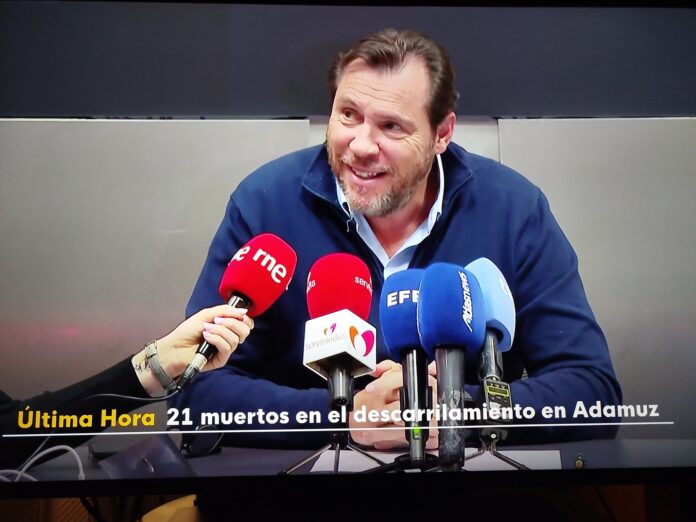 El ministro de Transportes, el socialista Óscar Puente, sonríe durante la única rueda de prensa que ha ofrecido desde que se ha producido el accidente ferroviario de Adamuz.