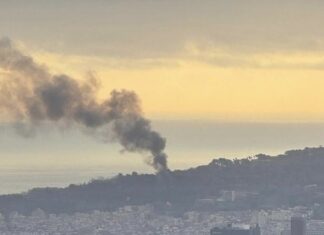 Columna de humo sobre Barcelona tras un incendio en un asentamiento irregular en la montaña de Montjuïc