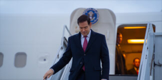 El secretario de Estado norteamericano, Marco Rubio, bajando de un avión en Canadá.