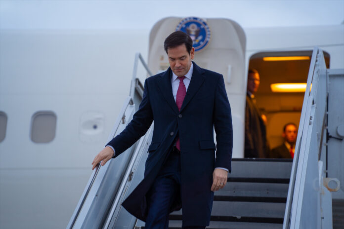 El secretario de Estado norteamericano, Marco Rubio, bajando de un avión en Canadá.