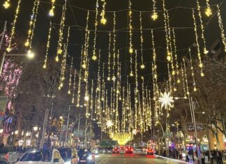 Alumbrado navideño en una calle de Barcelona.