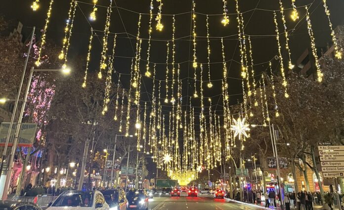 Alumbrado navideño en una calle de Barcelona.