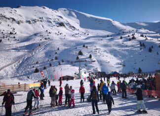 Alerta VENTCAT: Cataluña bajo aviso por vientos de 90 km/h y nieve hasta el sábado Esquiadores a pie de pista en la estación de Boí Taüll.