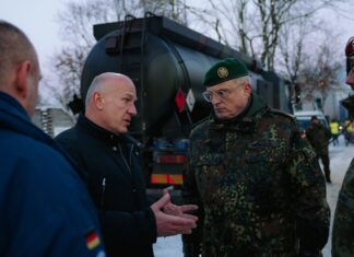 En el centro, el alcalde de Berlín, Kai Wegner, junto a un militar y delante de un camión de combustible.