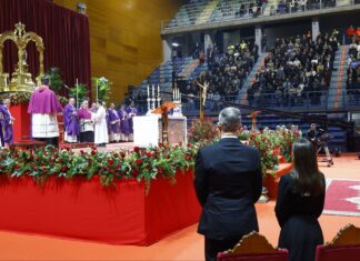 El funeral católico por las víctimas de Adamuz se ha celebrado en Huelva (Casa Real).