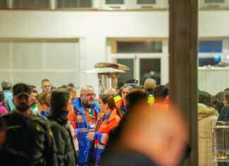 Personal de Protección Civil y agentes de la Guardia Civil en el Centro de Mayores de Adamuz.