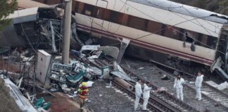 Investigadores de la Guardia Civil y personal de seguridad en lugar del accidente entre los dos trenes en Adamuz.