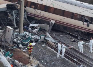 Investigadores de la Guardia Civil y personal de seguridad en lugar del accidente entre los dos trenes en Adamuz.