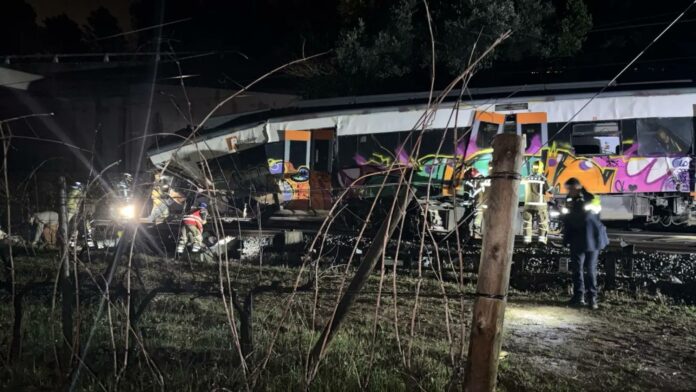 El convoy de Rodalies que discurría por la R4 se ha estrellado contra un muro caído en la vía entre Gelida y Sant Sadurní.