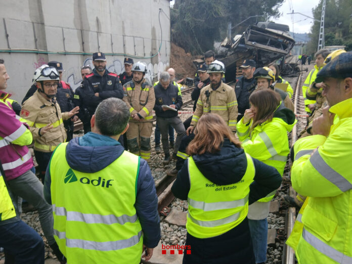 Bomberos de la Generalitat y personal de Adif en las vías de la R4, donde se produjo el accidente mortal que ahora afecta también a un tramo de la AP-7.
