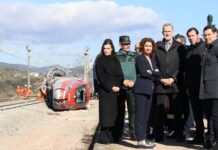 Momento Chernobyl De izquierda a derecha, Letizia Ortiz, un guardia civil, la ministra María Jesús Montero, Felipe VI, el ministro Óscar Puente y el presidente de Andalucía, Juanma Moreno, en Adamuz.