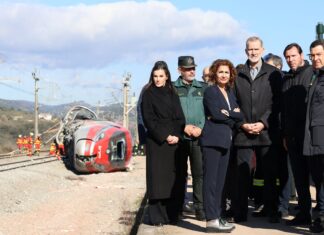 De izquierda a derecha, Letizia Ortiz, un guardia civil, la ministra María Jesús Montero, Felipe VI, el ministro Óscar Puente y el presidente de Andalucía, Juanma Moreno, en Adamuz.