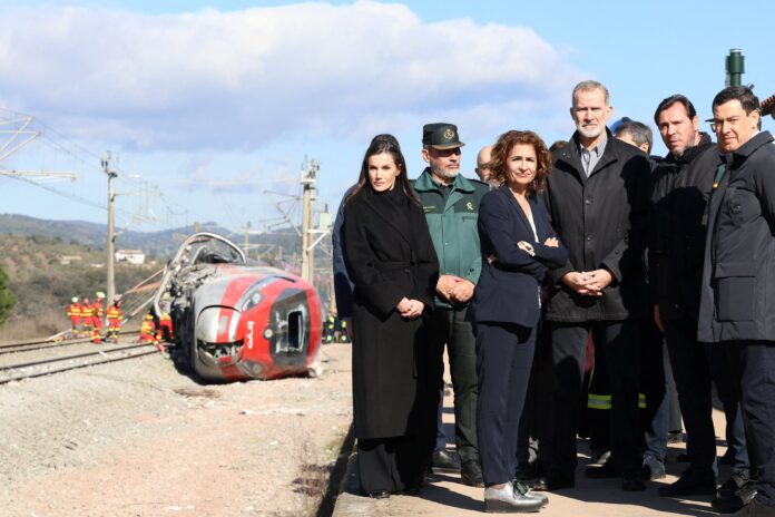 De izquierda a derecha, Letizia Ortiz, un guardia civil, la ministra María Jesús Montero, Felipe VI, el ministro Óscar Puente y el presidente de Andalucía, Juanma Moreno, en Adamuz.