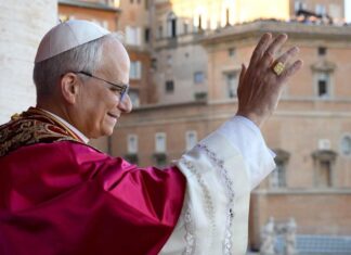 El Papa Lleó XIV planeja visitar Barcelona el 2026 coincidint amb el centenari de Gaudí El Papa Lleó XIV saludant des del balcó del Vaticà