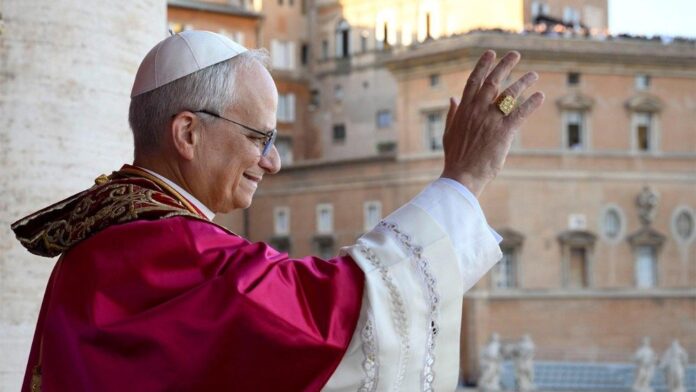 El Papa Lleó XIV saludant des del balcó del Vaticà
