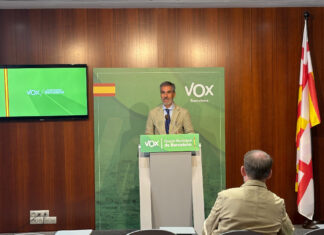 El presidente de VOX en Barcelona y concejal en el Ayuntamiento, Gonzalo de Oro, durante una rueda de prensa.