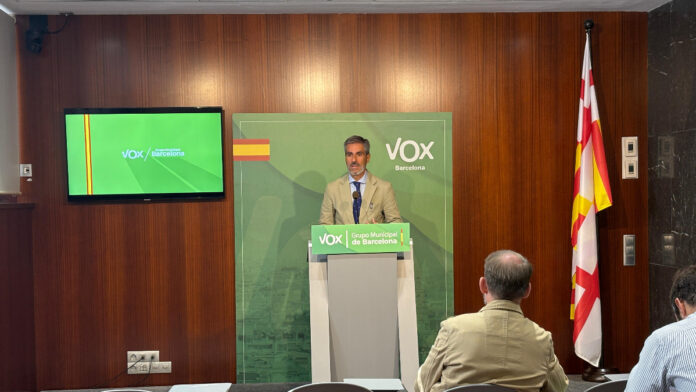 El presidente de VOX en Barcelona y concejal en el Ayuntamiento, Gonzalo de Oro, durante una rueda de prensa.