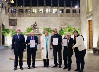 De izquierda a derecha, Jaume Duch, José Montilla, Yael Admi, Artur Mas, Jordi Pujol y Reem Alhajajra en el Palau de la Generalitat