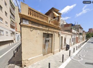Placa de la calle Aviador Ruiz de Alda en Barcelona, que será sustituida por el nombre de Mercedes Núñez Targa.