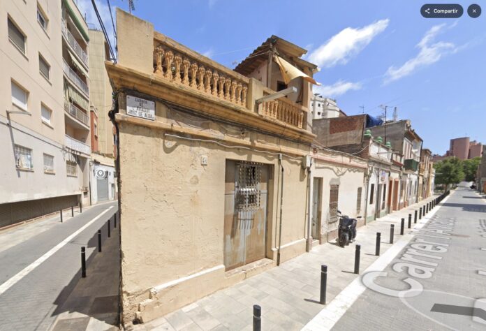 Placa de la calle Aviador Ruiz de Alda en Barcelona, que será sustituida por el nombre de Mercedes Núñez Targa.