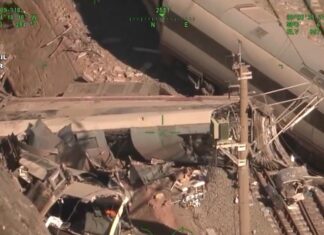 Restos de los vagones del Alvia de Renfe tras impactar contra un tren de Iryo en Adamuz.